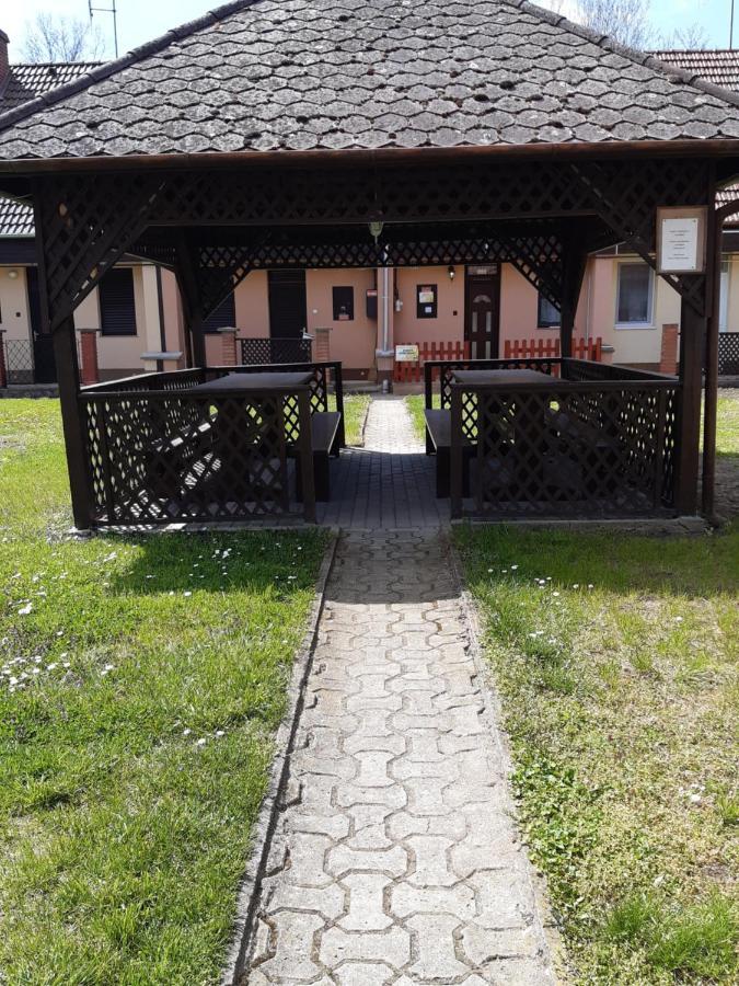 Narcisz Apartman Дьюла Екстер'єр фото